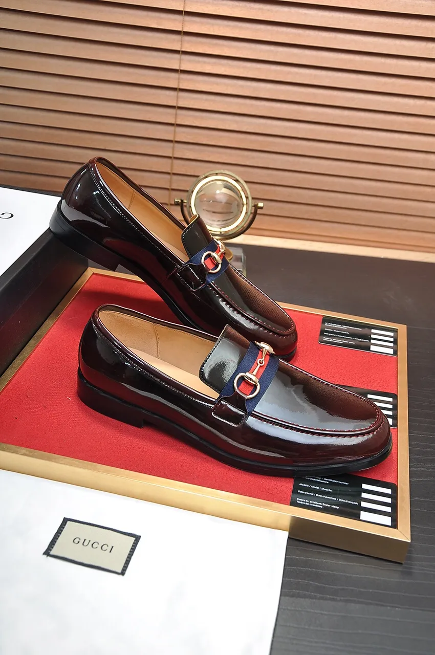 Men's shoes💰540💶Italy's top luxury men's shoe giant (GUCCI) (Gucci) (full cowhide lining) new arrival🍃Original European style🔰 Pleasant to the eye😍In order to make the shoes more durable and non-deformable🌀The production continues to follow traditional methods but there is still no lack of innovation💪The original open-edge beaded cowhide is chosen for the leather♻️ Smooth and natural And extra bright ⭐Made of imported cowhide, the first choice of rich people 38-45 (45 customized)